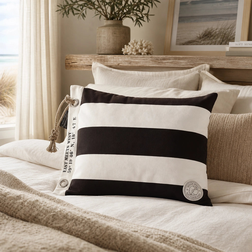 Kissenhülle Oceanhouse Canvas Braun Weiß auf Bett Beach House Look
