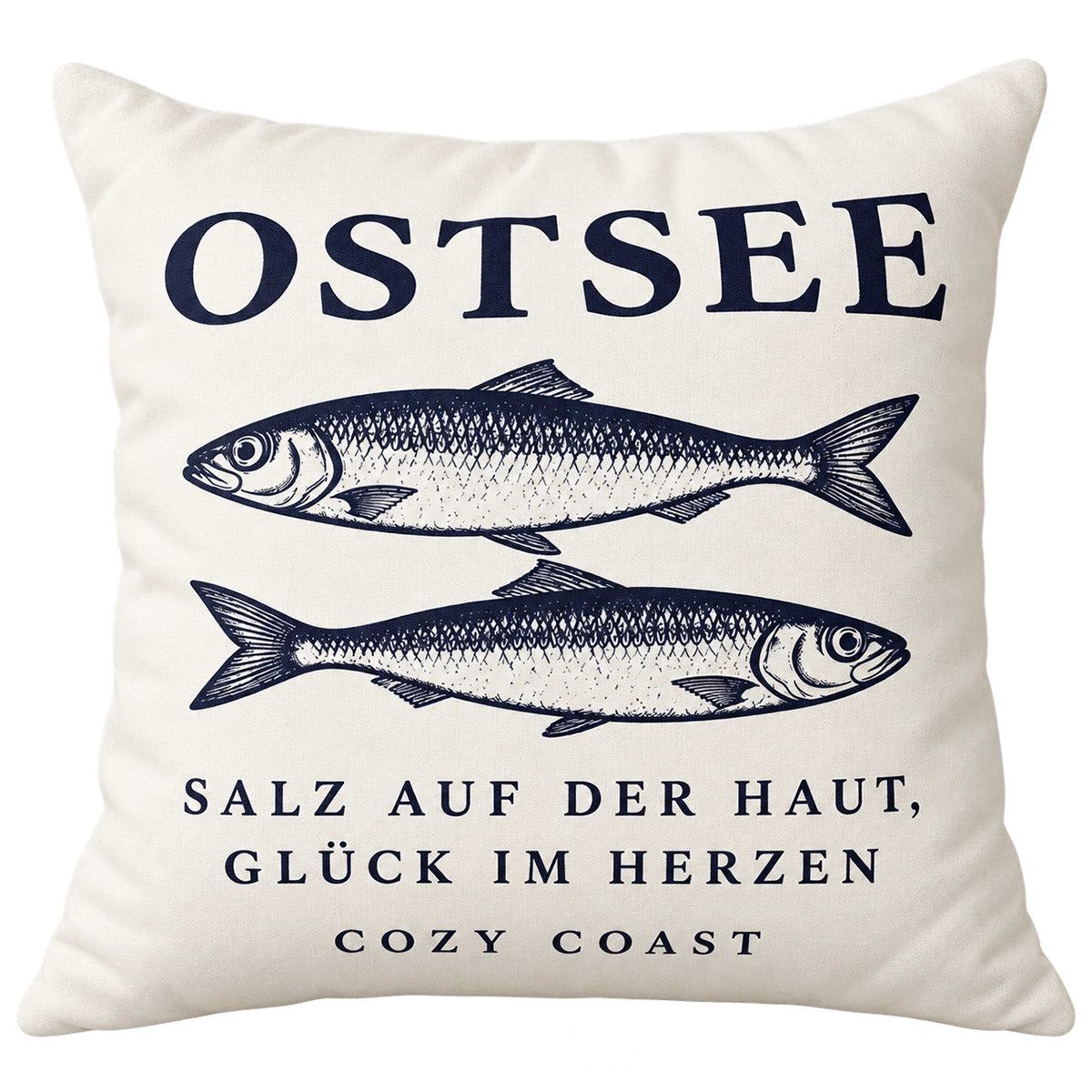 Naturfarbene Cozy Coast Kissenhülle OSTSEE 50 x 50 cm mit dunkelblauen Fischen und dem Spruch „Salz auf der Haut, Glück im Herzen“