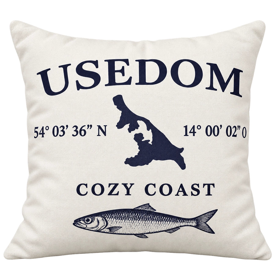 Naturfarbene Cozy Coast Kissenhülle USEDOM 50 x 50 cm mit dunkelblauem Schriftzug, Inselsilhouette und Fischmotiv