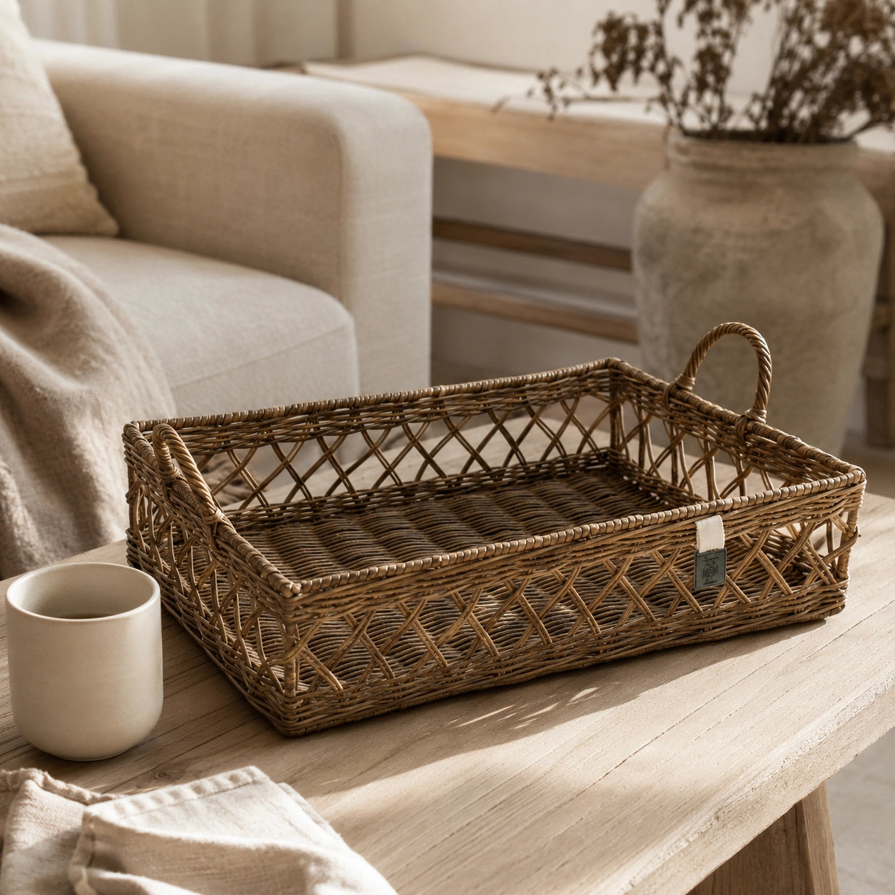 Tablett Riviera Maison Avenue Pierre Rattan auf Couchtisch im Coastal Look