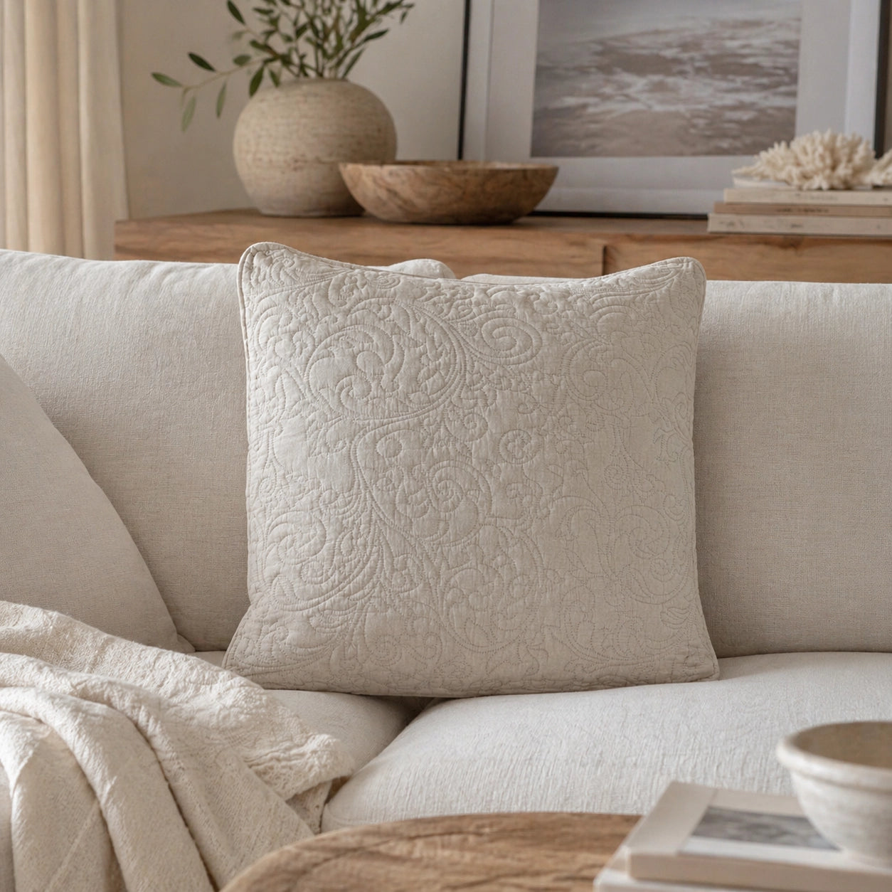 Kissenbezug Lene Bjerre Isabelle Leinen auf Sofa im Coastal Look