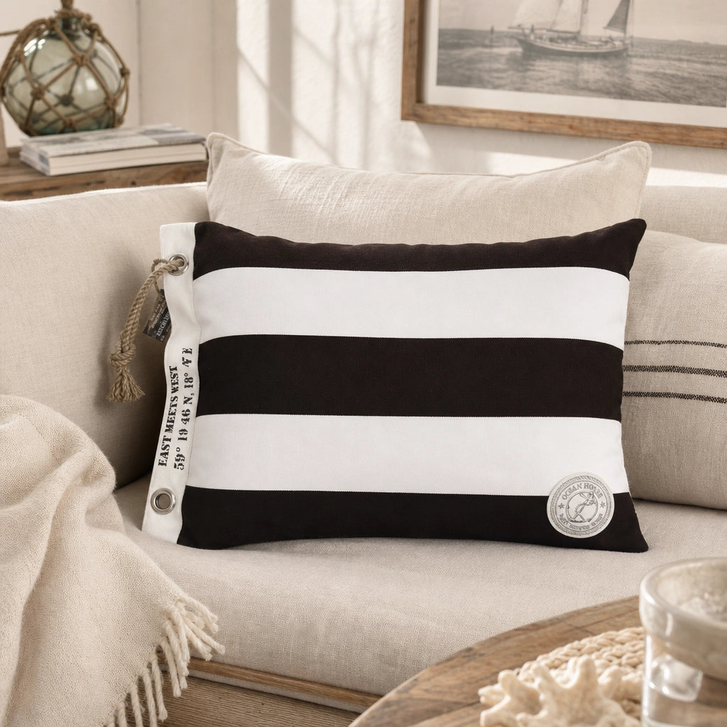 Kissenhülle Oceanhouse Classic Coastal Canvas Braun Weiß auf Sofa