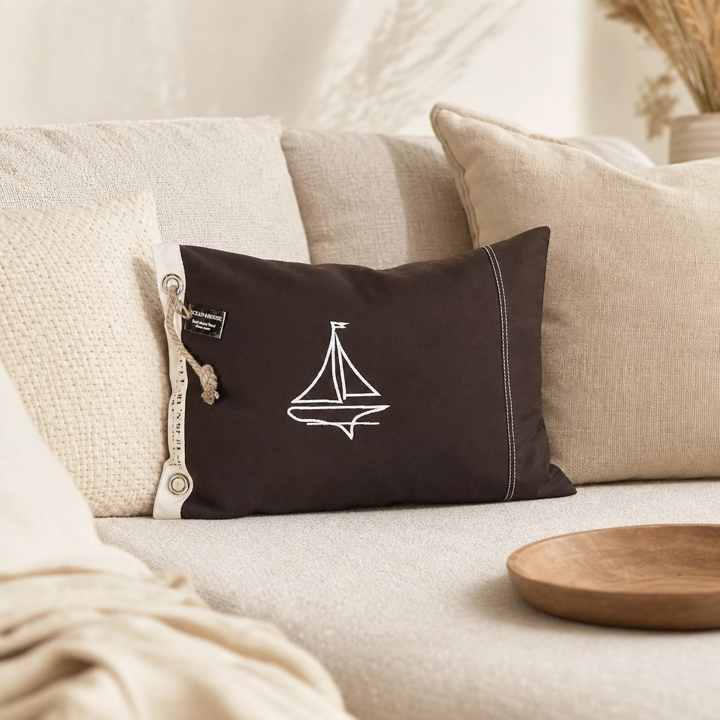 Kissenhülle Oceanhouse Classic Coastal Canvas Schiff Dunkelbraun auf Sofa