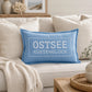 Kissenhülle Pad COAST Dusty Blue Ostsee auf Sofa im Coastal Look