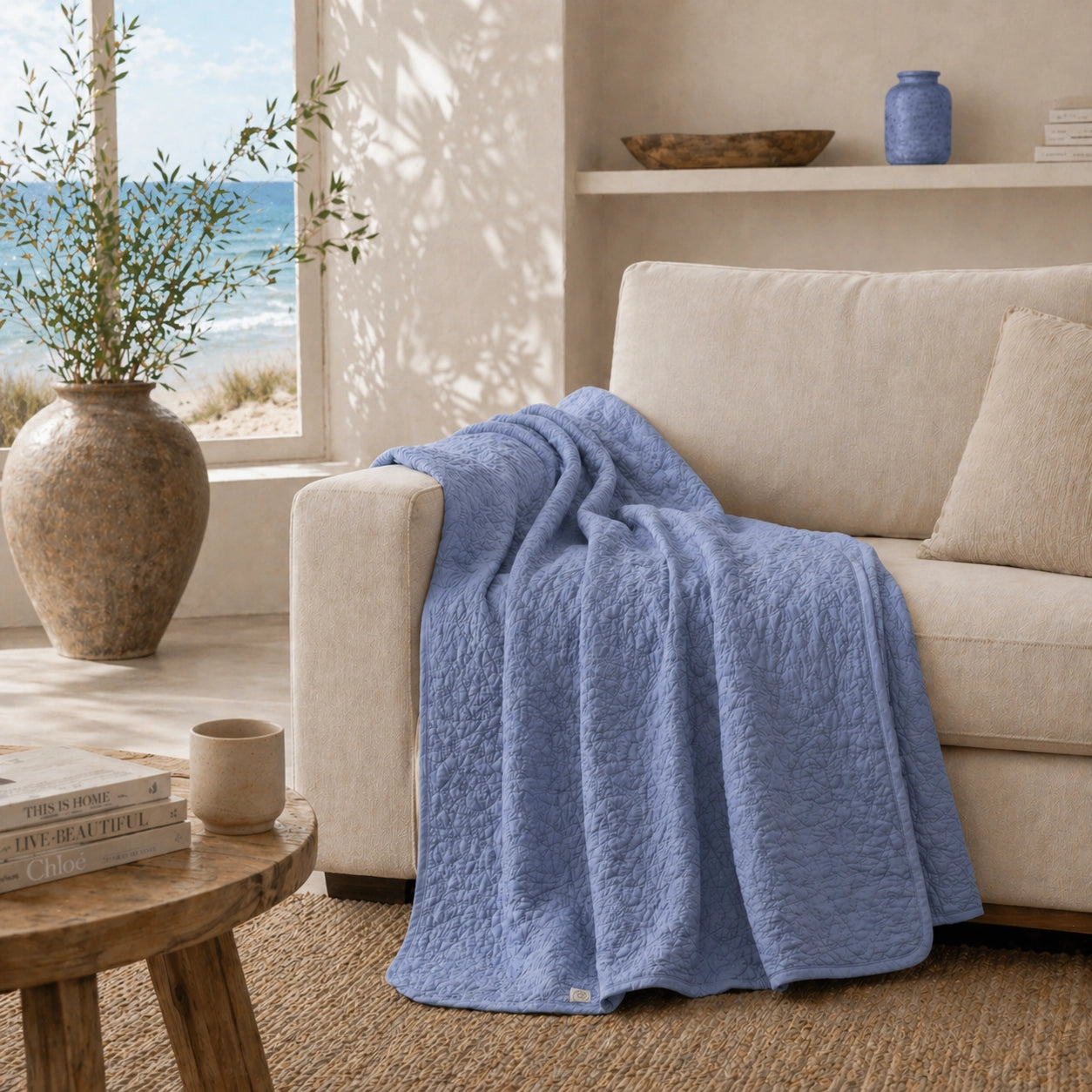 Decke Lene Bjerre Isabelle Hellblau auf Sofa im Coastal Look