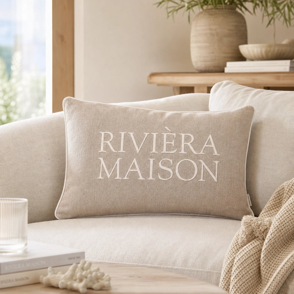 Kissen Riviera Maison Evora Pillow Beige auf Sofa im Coastal Look