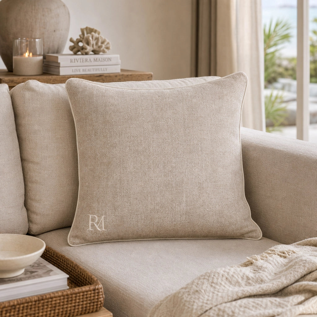 Kissen Riviera Maison Monogram Aveiro Beige auf Sofa im Coastal Look