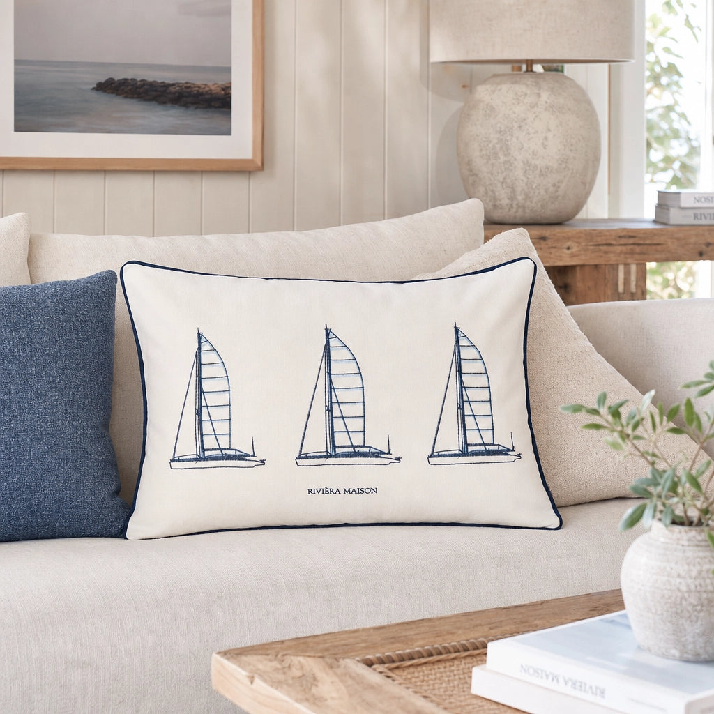 Kissen Riviera Maison Sail Point Weiß Navy auf Sofa im Coastal Look