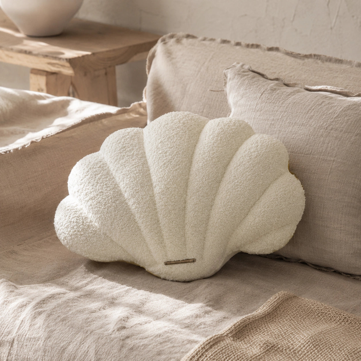 Muschel-Kissen Riviera Maison Shell Box Pillow Offwhite auf Sofa