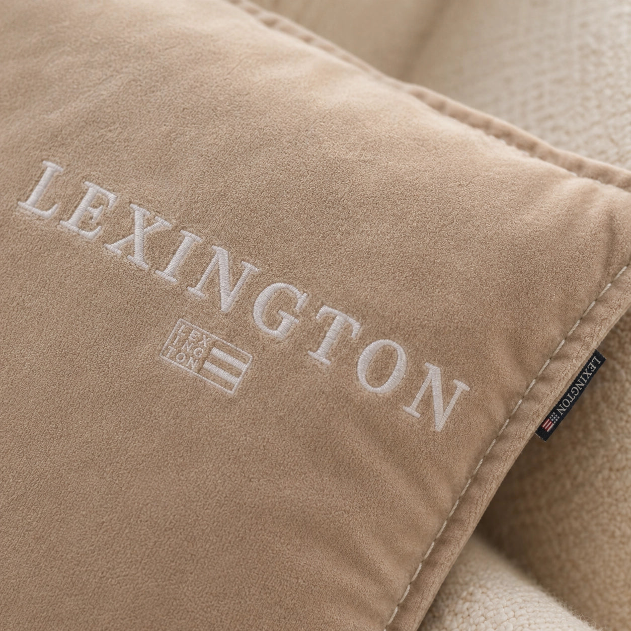 Detailaufnahme Samtstruktur Kissenbezug Lexington Logo Beige