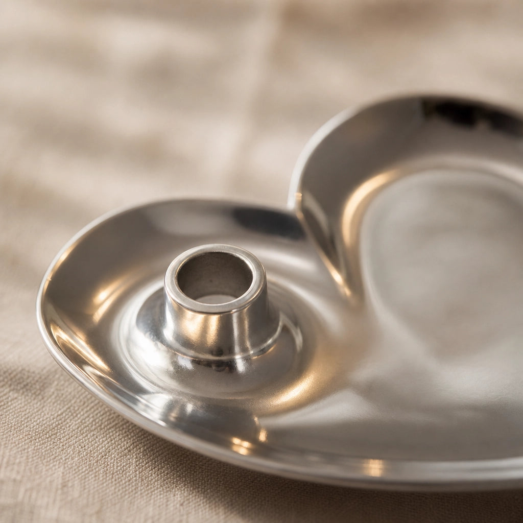 Detailaufnahme Aluminium-Struktur Kerzenhalter Riviera Maison Heart Dinner Silber