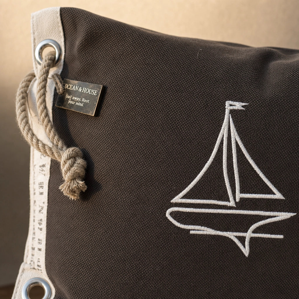 Detailaufnahme Canvas-Stoff Kissenhülle Oceanhouse Schiff Dunkelbraun