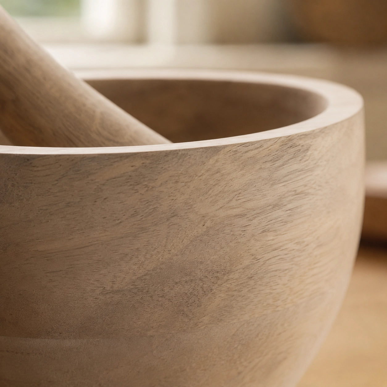 Detailaufnahme Holzstruktur Mörser Riviera Maison Mangoholz