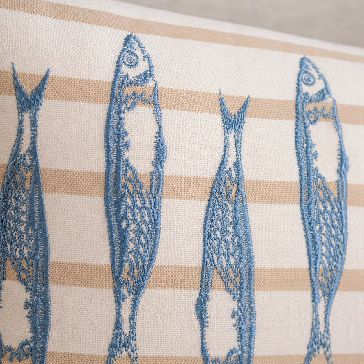 Detailaufnahme Stickerei Kissenhülle Pad HAVN Dusty Blue