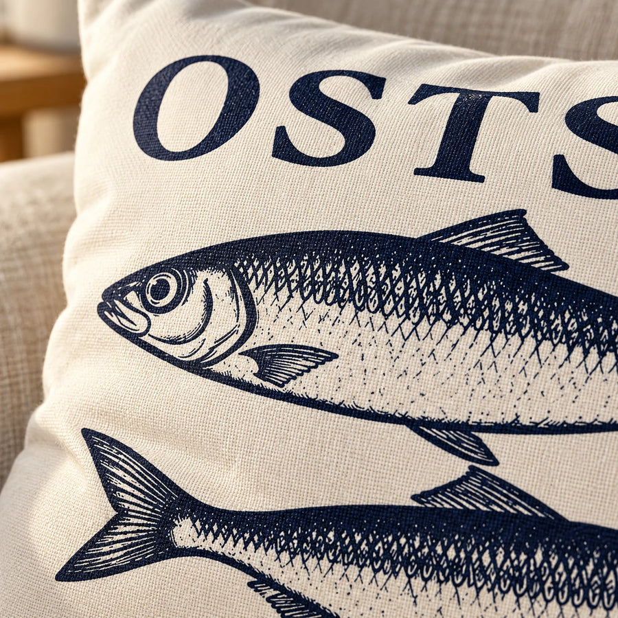 Detailansicht der Cozy Coast Kissenhülle OSTSEE mit dunkelblau gedruckten Fischen auf naturfarbener Baumwolle