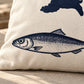 Detailansicht der Cozy Coast Kissenhülle USEDOM mit dunkelblau gedrucktem Fisch und Inselsilhouette auf naturfarbener Baumwolle