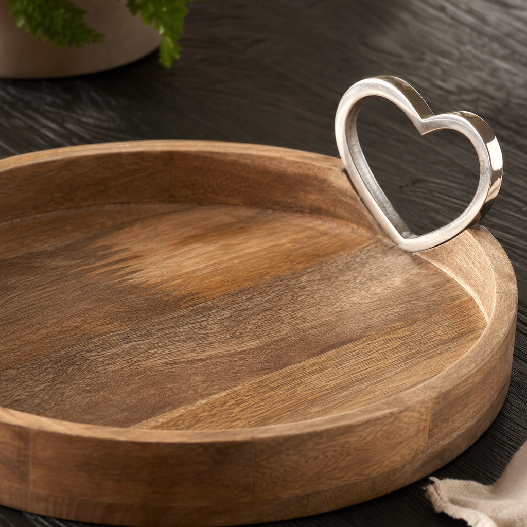Detailaufnahme Mangoholz Serviertablett Riviera Maison Pretty Hearts Natur Silber