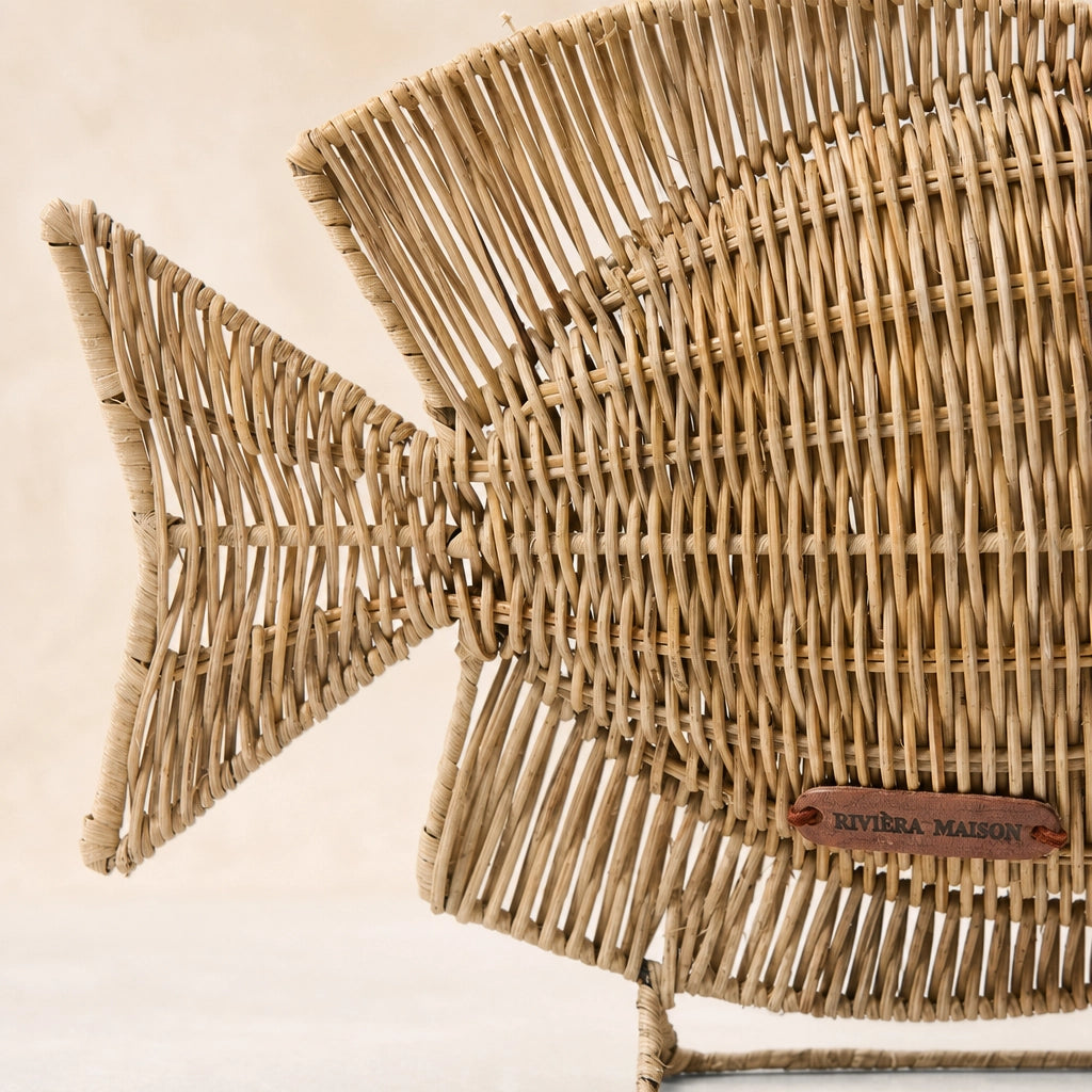 Detailaufnahme Peddigrohr-Geflecht Dekofigur Fisch Riviera Maison Natur