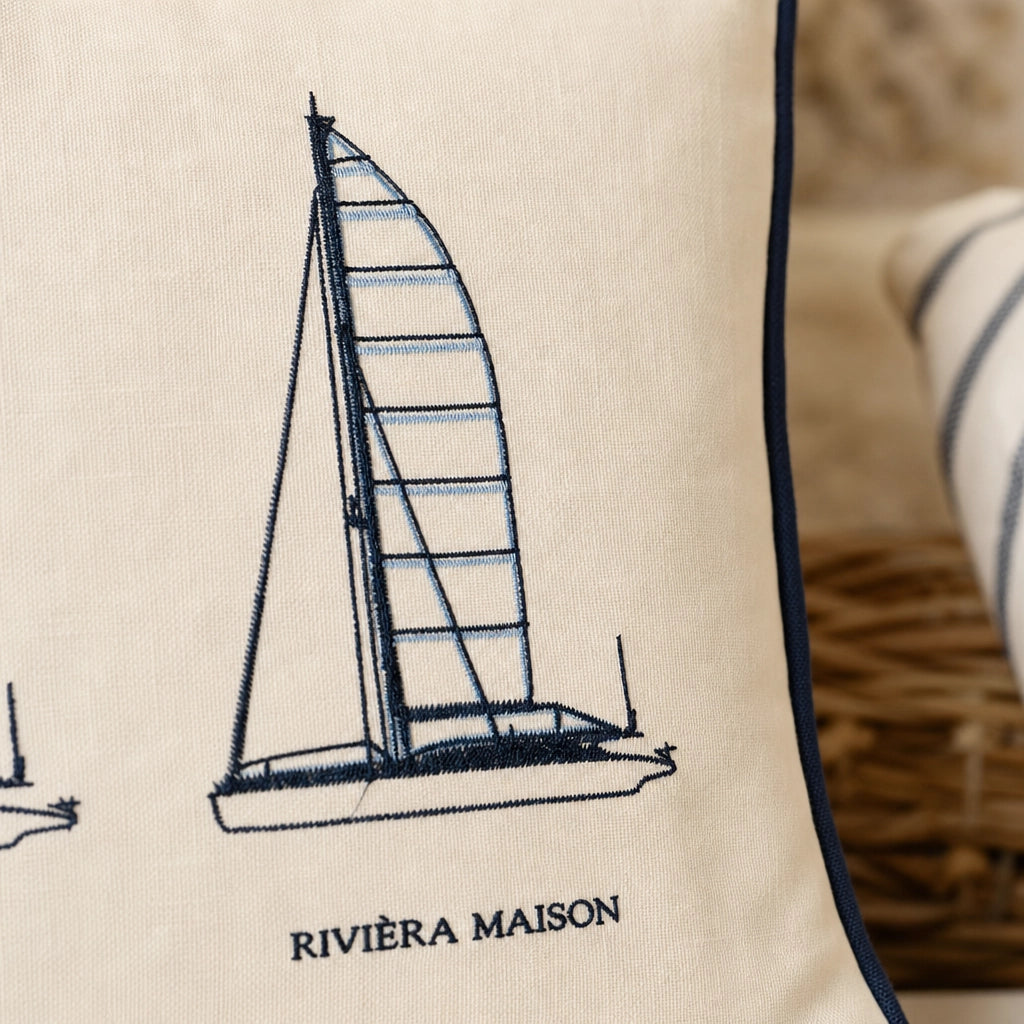 Detailaufnahme Segelschiff-Motiv Kissen Riviera Maison Sail Point Weiß Navy