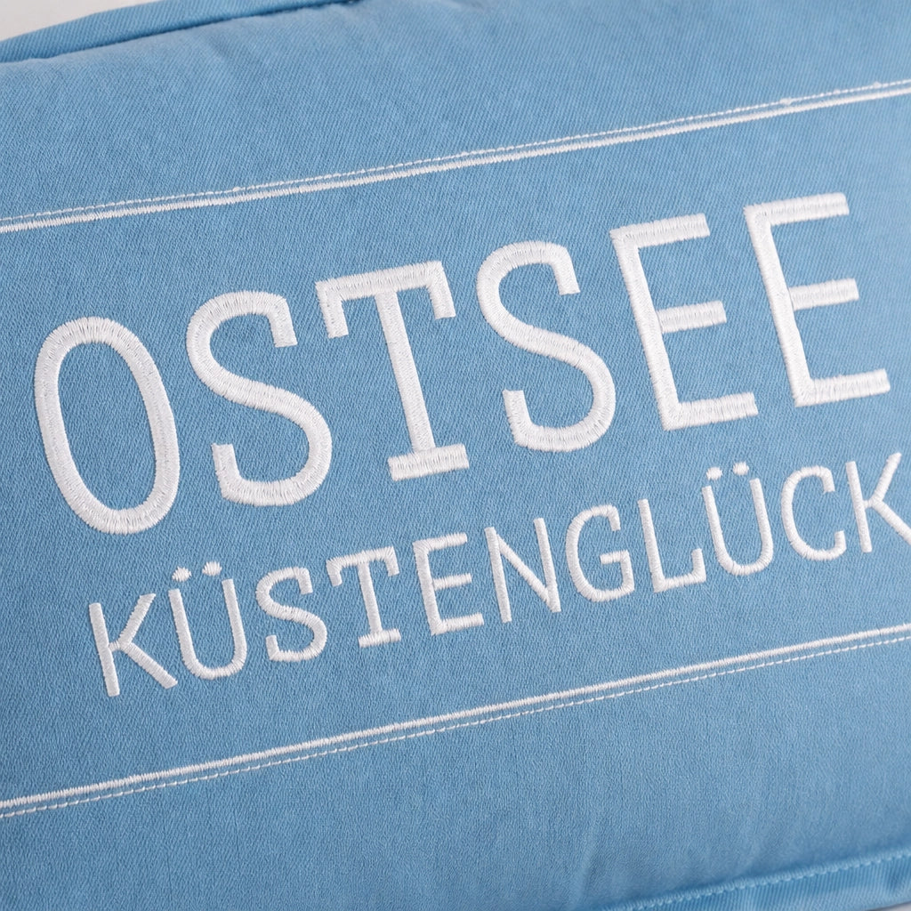 Detailaufnahme Stickerei Kissenhülle Pad COAST Dusty Blue Ostsee