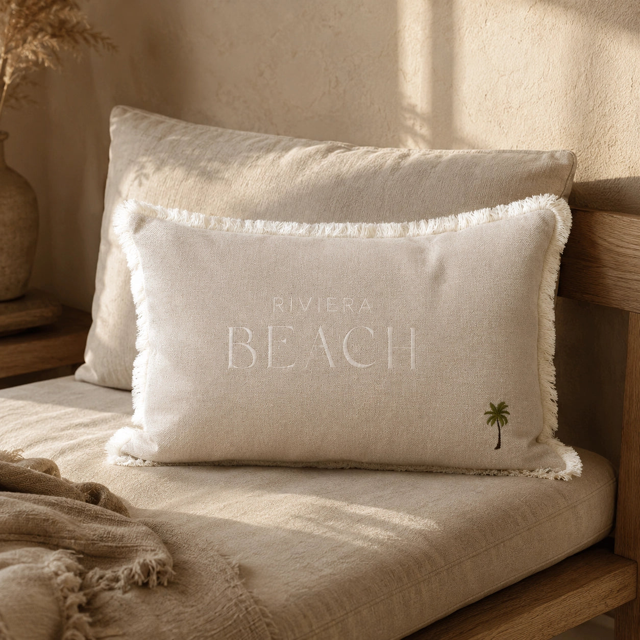 Kissenhülle Riviera Maison Beach Palm Tree auf Bett im Coastal Look