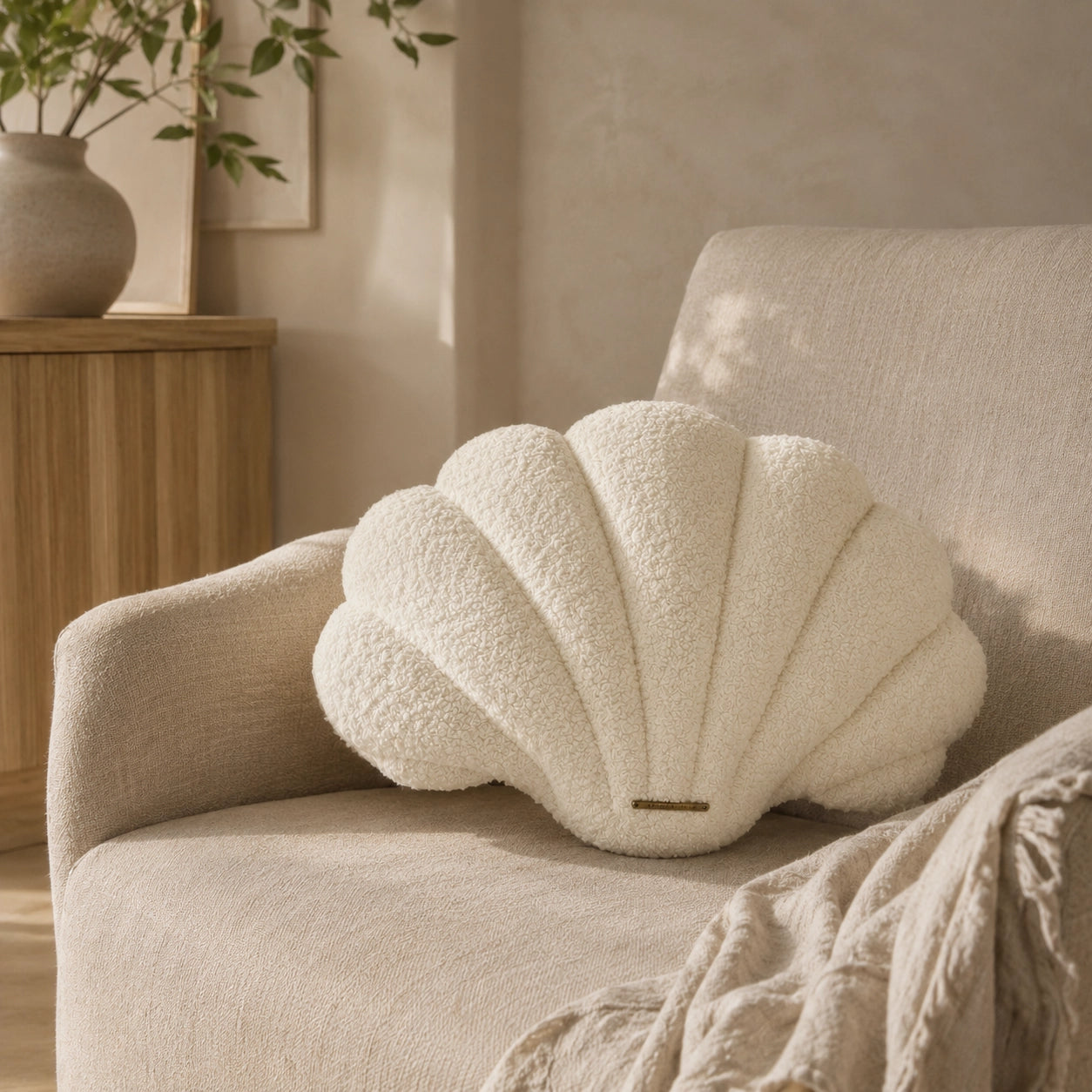 Muschel-Kissen Riviera Maison Shell Box Offwhite auf Bett im Coastal Look