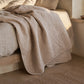 Decke Lene Bjerre Isabelle Leinen auf Bett im Coastal Look