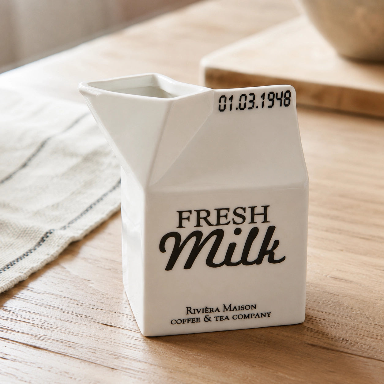 Aufbewahrungsgefäß Riviera Maison Carton Jar Milk auf Frühstückstisch