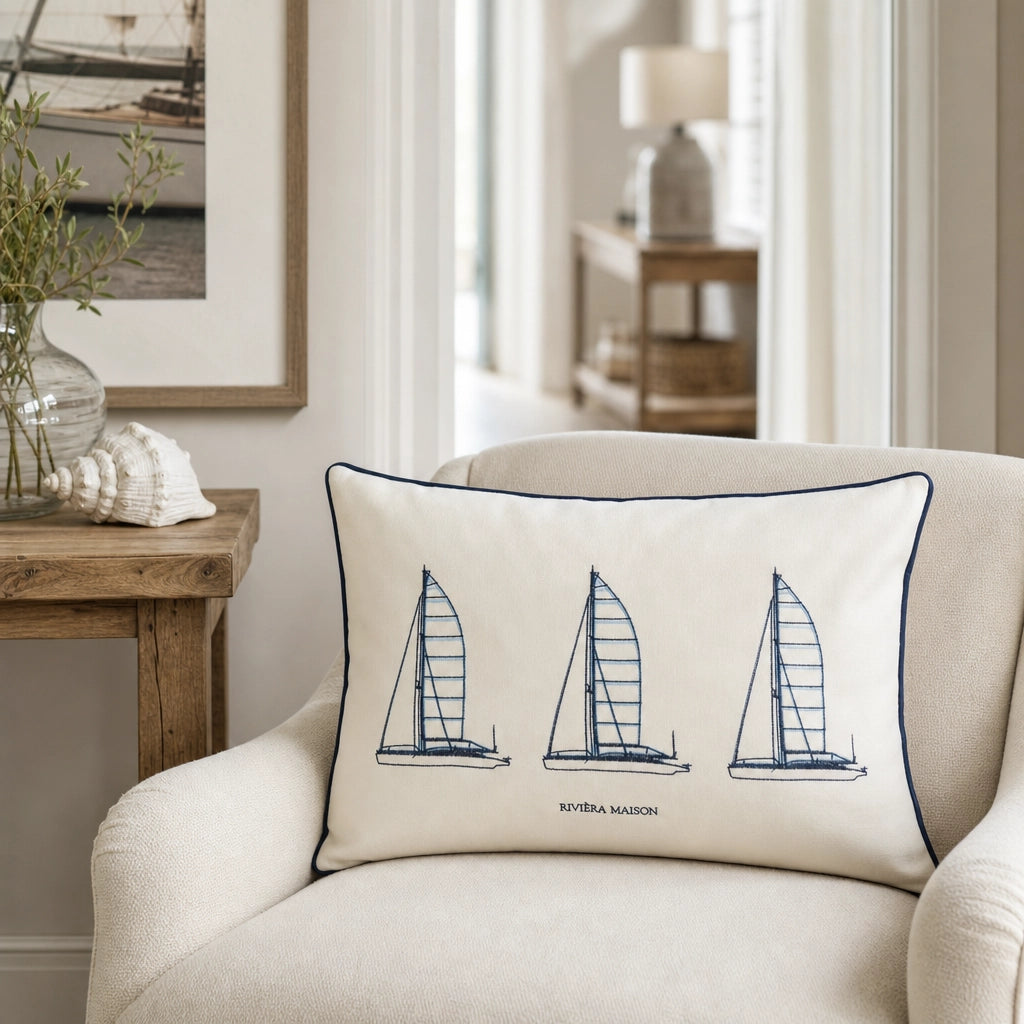 Kissen Riviera Maison Sail Point Weiß Navy auf Sessel im Coastal Look