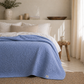 Decke Lene Bjerre Isabelle Hellblau auf Bett im Coastal Look