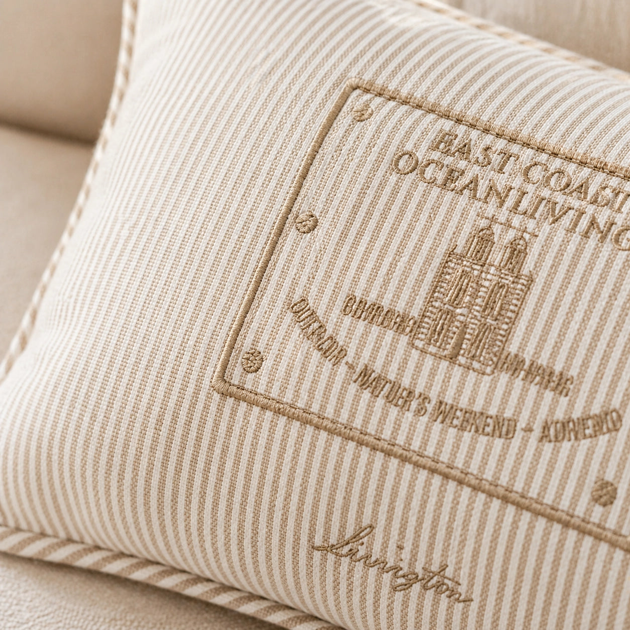 Detailaufnahme Streifen-Struktur Dekokissen Lexington Beige