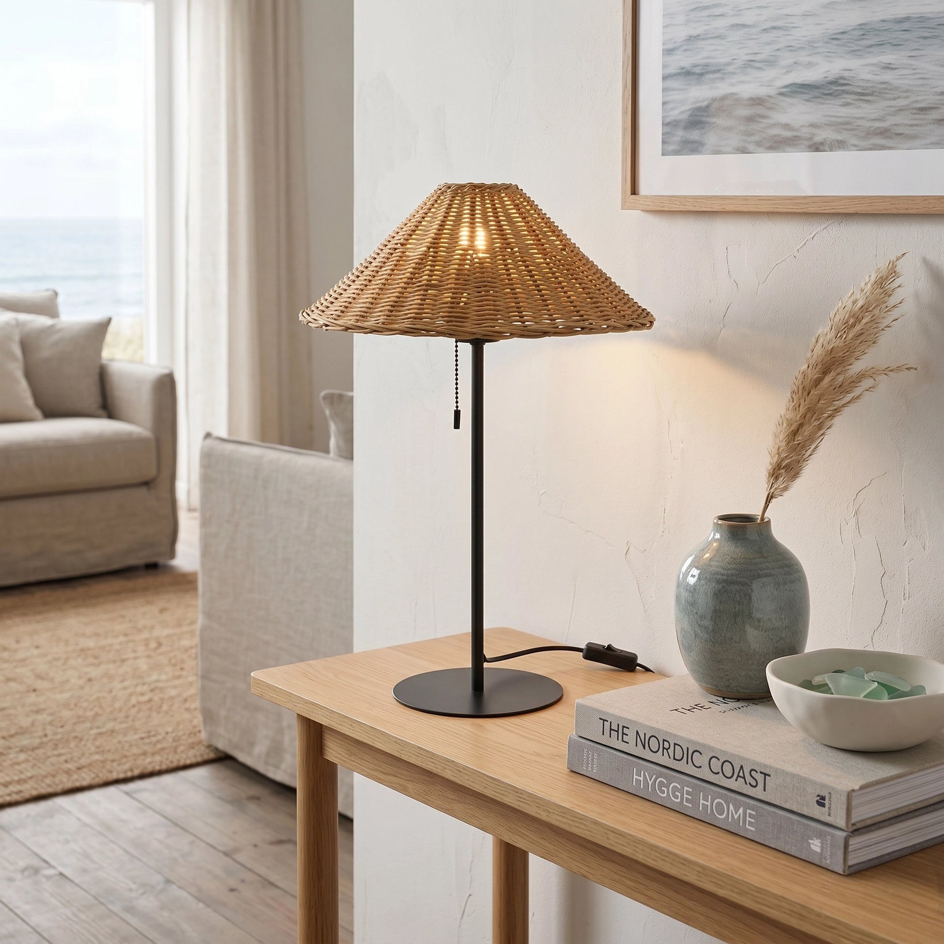 Tischleuchte J-Line Rattan Schwarz Natur auf Konsole im Coastal Look