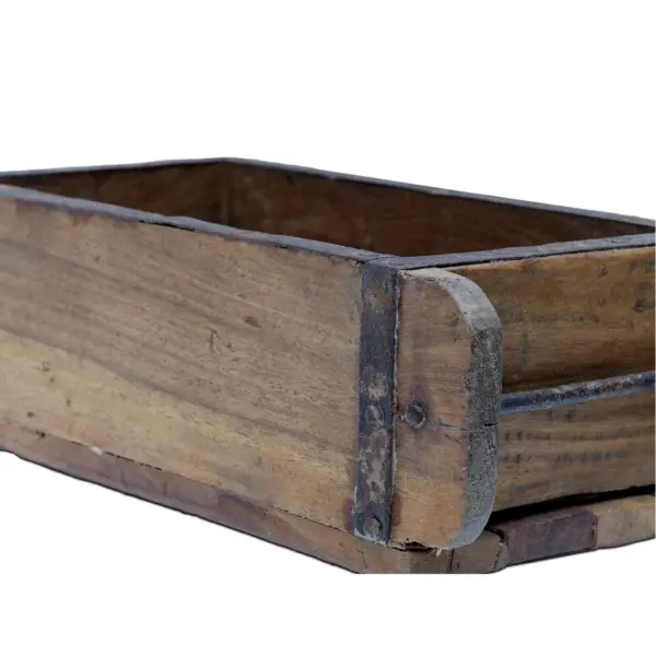 detailaufnahme der originalen ziegeform aus holz von nature style mit metallbeschlag